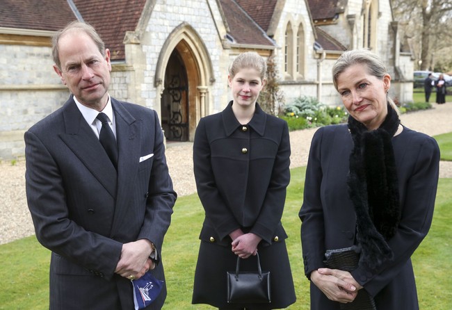Lady Louise Windsor saat menemani kedua orangtuanya berbicara kepada wartawan menyusul wafatnya Pangeran Philip. Ia merupakan anak pertama Pangeran Edward dan Sophie, Countess of Wessex.  (Foto: Getty Images)