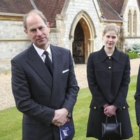 Lady Louise Windsor saat menemani kedua orangtuanya berbicara kepada wartawan menyusul wafatnya Pangeran Philip. Ia merupakan anak pertama Pangeran Edward dan Sophie, Countess of Wessex.  (Foto: Getty Images)