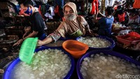 Pedagang kolang-kaling di Pasar Minggu, Jakarta, Selatan, pun mengatakan penjualan kolang-kaling mengalami peningkatan di bulan puasa, Senin (19/4/2021).