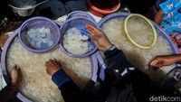 Penjualan kolang-kaling pada saat bulan Ramadan meningkat hingga dua kali lipat.