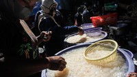 Rasanya yang manis membuat kolang-kaling jadi salah satu menu takjil yang populer dan disukai warga sebagai panganan untuk berbuka puasa.