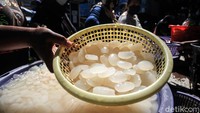 Kolang-kaling kerap diburu warga sebagai panganan untuk berbuka puasa di bulan Ramadhan.