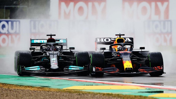 IMOLA, ITALY - APRIL 18: Lewis Hamilton of Great Britain driving the (44) Mercedes AMG Petronas F1 Team Mercedes W12 and Max Verstappen of the Netherlands driving the (33) Red Bull Racing RB16B Honda compete for position on track during the F1 Grand Prix of Emilia Romagna at Autodromo Enzo e Dino Ferrari on April 18, 2021 in Imola, Italy. (Photo by Bryn Lennon/Getty Images)
