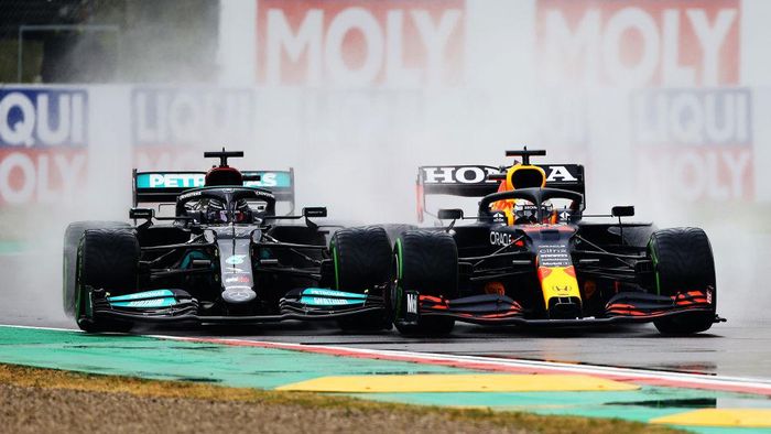 Lewis Hamilton, Max Verstappen IMOLA, ITALY - APRIL 18: Lewis Hamilton of Great Britain driving the (44) Mercedes AMG Petronas F1 Team Mercedes W12 and Max Verstappen of the Netherlands driving the (33) Red Bull Racing RB16B Honda compete for position on track during the F1 Grand Prix of Emilia Romagna at Autodromo Enzo e Dino Ferrari on April 18, 2021 in Imola, Italy. (Photo by Bryn Lennon/Getty Images)