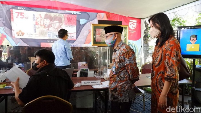 Loket penukaran uang baru.