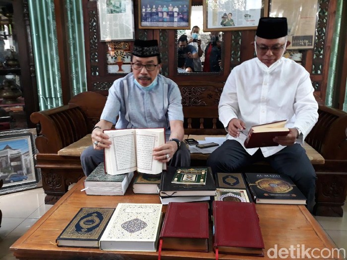 Mahyudin Al Mudra saat menunjukkan Al-Quran yang dia kumpulkan dari berbagai negara, di Yogytakarta, Senin (19/4/2021).