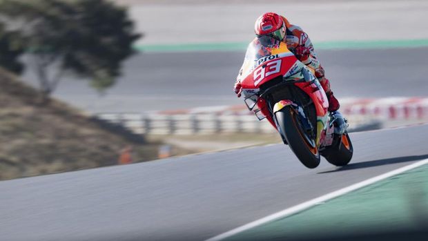 PORTIMAO, PORTUGAL - APRIL 18: Marc Marquez of Spain and Repsol Honda Honda lifts the front wheel  during the MotoGP of Portugal - Race at Autodromo Internacional Do Algarve on April 18, 2021 in Portimao, Portugal. (Photo by Mirco Lazzari gp/Getty Images)