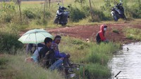 Selain memancing, tak jarang juga warga yang sengaja datang ke kawasan Masjid Apung Al-Jabbar ini hanya untuk menikmati pemandangan masjid yang dirancang Gubernur Jawa Barat Ridwan Kamil ini. 