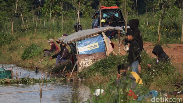 Meski dapat hasil pancingan yang tak seberapa, namun warga sudah merasa cukup bahagia bisa menyalurkan hobi memancing mereka. Apalagi di momen bulan Ramadhan, sekalian ngabuburit. Meski dapat hasil pancingan yang tak seberapa, namun warga sudah merasa cukup bahagia bisa menyalurkan hobi memancing mereka. Apalagi di momen bulan Ramadhan, sekalian ngabuburit.