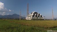 Warga juga biasa datang hanya untuk berswafoto dan nongkrong- nongkrong. Masjid di sekitar Embung Gedebage ini pun jadi destinasi wisata religi favorit selama bulan Ramadhan.