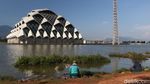 Ngabuburit Sambil Mancing Mania di Masjid Apung Bandung