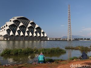 Menanti Kesempurnaan Masjid Al Jabbar, Masjid Terapung di Bandung
