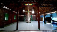 Desa Wisata Cikakak yang ada di Kabupaten Banyumas ditetapkan sebagai desa adat oleh Kementerian dalam Negeri Ditjen PMD dalam program Pilot Project Pelestarian Adat Istiadat dan Budaya Nusantara tahun 2011. Desa Wisata ini memiliki Taman Kera dengan jumlah kera yang banyak dan hidup bebas di alam liar. Nah untuk wisata religi, traveler bisa datang ke Masjid Kuno dengan satu tiang penyangga, namanya Masjid Saka Tunggal. Tak jarang, wisatawan juga ziarah ke makam Kyai Tholih. (Arbi Anugrah/Detikcom)