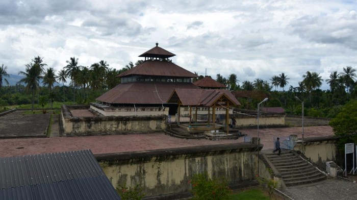 Masjid Tuha Indrapuri merupakan salah satu rumah ibadah bersejarah di Aceh. Masjid itu merupakan bekas istana dan candi kerajaan Hindu Lamuri abad ke-12 Masehi.