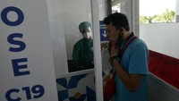 Calon penumpang meniupkan nafas ke dalam kantong untuk di tes menggunakan alat GeNose C19 di Bandara Radin Inten II Lampung Selatan, Lampung, Senin (19/4/2021).  ANTARA FOTO/Ardiansyah  