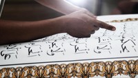 Petugas terlihat membaca Al-Quran tersebut.
