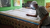 Dalam perawatanya, Al-Quran ini harus dibersihkan setiap harinya.