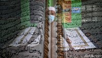 Al-Quran raksasa itu menjadi daya tarik bagi para pengunjung.