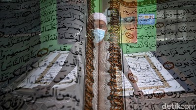 Melihat Al-Quran Raksasa Koleksi Jakarta Islamic Center