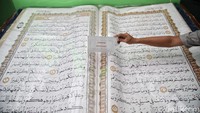 Al-Quran ini juga tidak boleh dipegang dan dilapisi plastik guna mencegah debu dan kotoran.