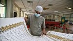 Melihat Al-Quran Raksasa Koleksi Jakarta Islamic Center
