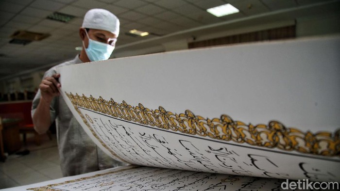 Melihat Al-Quran Raksasa Koleksi Jakarta Islamic Center Jakarta Islamic Center memiliki koleksi Al-Quran dengan bentuk yang tidak biasa. Al-Quran raksasa itu berukuran 100 cm x 50 cm.