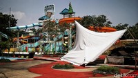 Tim detikcom pun berkesempatan untuk menengok langsung kondisi kolam renang tersebut.