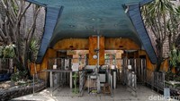 Jika ditengok dari pintu masuk, tak terlihat ada aktivitas di sana.  Loket-loket yang biasanya menjadi akses pengunjung membeli tiket, kini ditutup.Jika ditengok dari pintu masuk, tak terlihat ada aktivitas di sana.  Loket-loket yang biasanya menjadi akses pengunjung membeli tiket, kini ditutup.