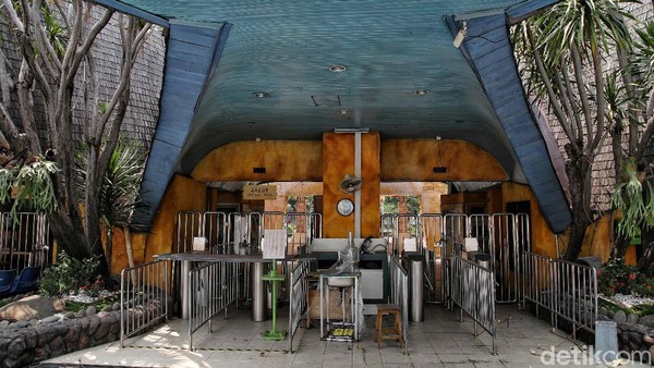 Jika ditengok dari pintu masuk, tak terlihat ada aktivitas di sana. Loket-loket yang biasanya menjadi akses pengunjung membeli tiket, kini ditutup.Jika ditengok dari pintu masuk, tak terlihat ada aktivitas di sana. Loket-loket yang biasanya menjadi akses pengunjung membeli tiket, kini ditutup. Jika ditengok dari pintu masuk, tak terlihat ada aktivitas di sana. Loket-loket yang biasanya menjadi akses pengunjung membeli tiket, kini ditutup.Jika ditengok dari pintu masuk, tak terlihat ada aktivitas di sana. Loket-loket yang biasanya menjadi akses pengunjung membeli tiket, kini ditutup.