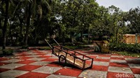 Siang itu, sekitar 7 orang karyawan juga tampak membersihkan area kolam. Mereka menyapu dedaunan hingga memotong rumput liar. Menurut salah satu karyawan, kegiatan bersih-bersih ini dilakukan setiap hari namun bergantian dengan kolam lainnya.