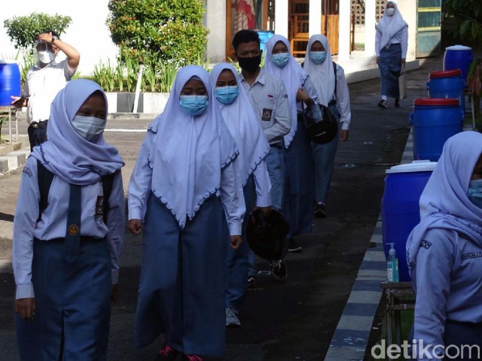 SMKN 1 Depok, Sleman, Yogyakarta, melakukan uji coba sekolah tatap muka. Ada 10 SMK-SMA di Yogyakarta yang mulai melakukan uji coba sekolah tatap muka.