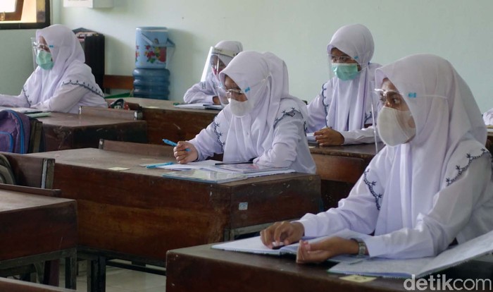 SMKN 1 Depok, Sleman, Yogyakarta, melakukan uji coba sekolah tatap muka. Ada 10 SMK-SMA di Yogyakarta yang mulai melakukan uji coba sekolah tatap muka.