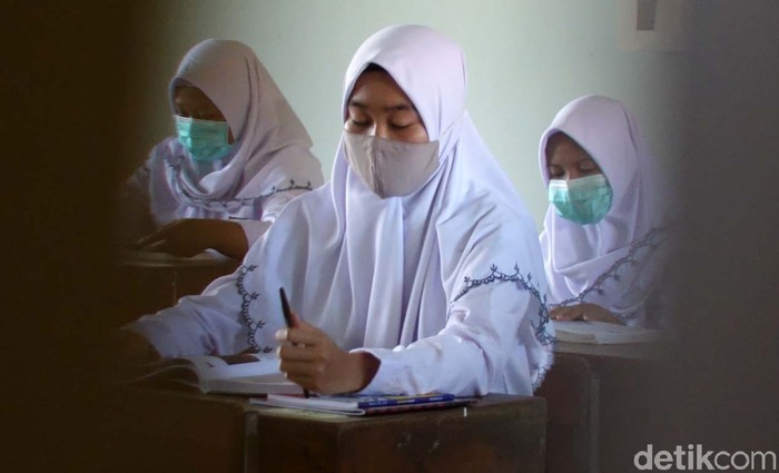 SMKN 1 Depok, Sleman, Yogyakarta, melakukan uji coba sekolah tatap muka. Ada 10 SMK-SMA di Yogyakarta yang mulai melakukan uji coba sekolah tatap muka.
