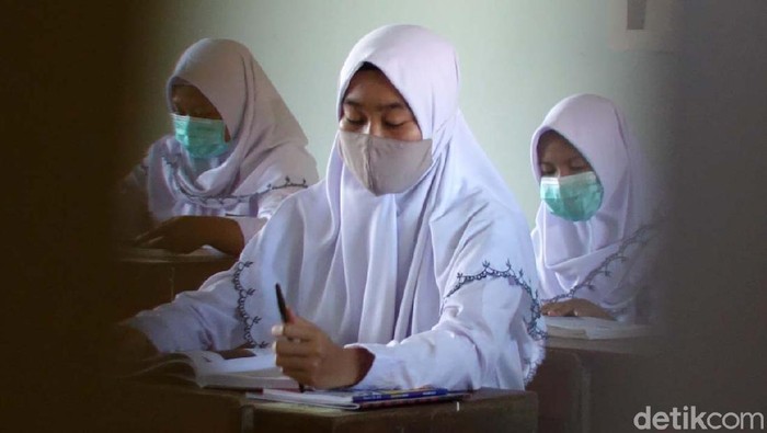 Melihat Uji Coba Sekolah Tatap Muka di SMKN 1 Depok Sleman SMKN 1 Depok, Sleman, Yogyakarta, melakukan uji coba sekolah tatap muka. Ada 10 SMK-SMA di Yogyakarta yang mulai melakukan uji coba sekolah tatap muka.