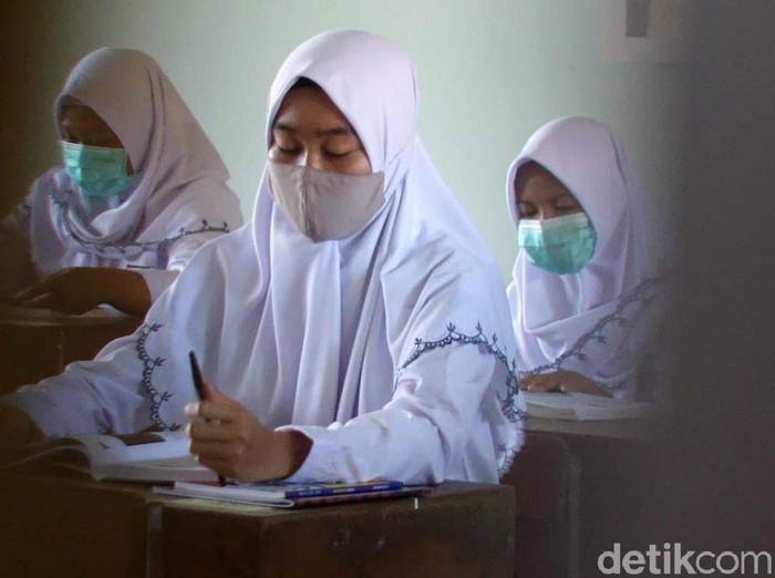 SMKN 1 Depok, Sleman, Yogyakarta, melakukan uji coba sekolah tatap muka. Ada 10 SMK-SMA di Yogyakarta yang mulai melakukan uji coba sekolah tatap muka.