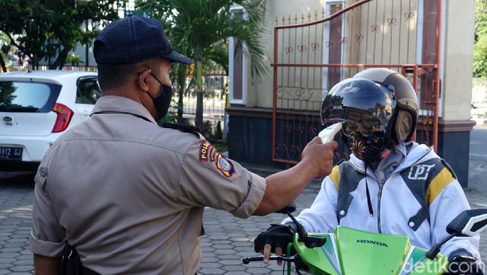 Melihat Uji Coba Sekolah Tatap Muka di SMKN 1 Depok Sleman SMKN 1 Depok, Sleman, Yogyakarta, melakukan uji coba sekolah tatap muka. Ada 10 SMK-SMA di Yogyakarta yang mulai melakukan uji coba sekolah tatap muka.