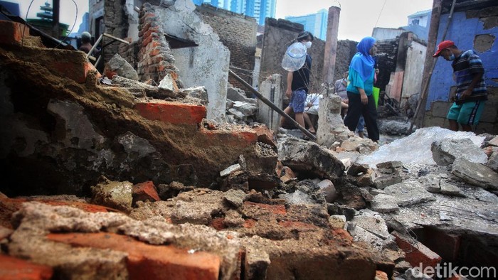 Warga mengais barang sisa kebakaran Jl Keadilan Dalam, Tamansari, Jakarta Barat, Senin (19/4/2021). Barang-barang itu akan dimanfaatkan kembali atau dijual.