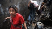 Warga membawa barang-barang yang bisa dijual.