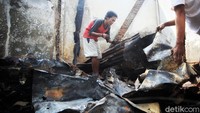 Warga mengais barang sisa kebakaran di Jl Keadilan Dalam, Tamansari, Jakarta Barat, Senin (19/4/2021).