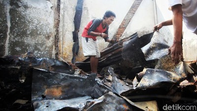 Mengais Sisa-sisa Kebakaran Tamansari