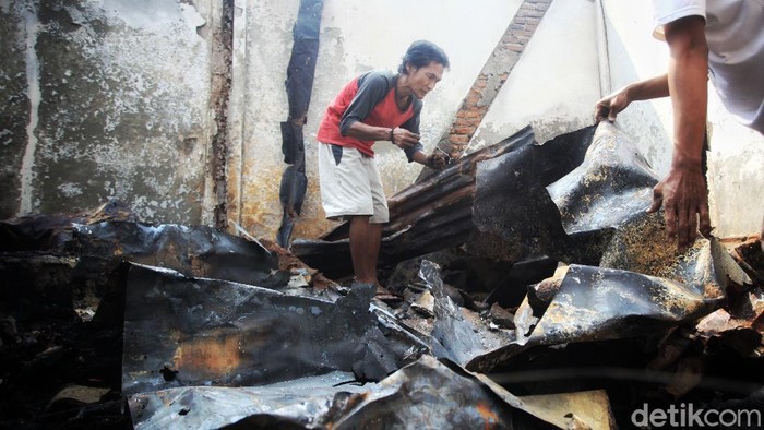 Mengais Sisa-sisa Kebakaran Tamansari Warga mengais barang sisa kebakaran Jl Keadilan Dalam, Tamansari, Jakarta Barat, Senin (19/4/2021). Barang-barang itu akan dimanfaatkan kembali atau dijual.