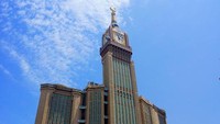 Ketinggiannya juga hampir dua kali lipat dari Menara Eiffel di Paris. Royal Clock Tower menjadi gedung tertinggi ketiga di dunia. (Getty Images/Amir Mukhtar)