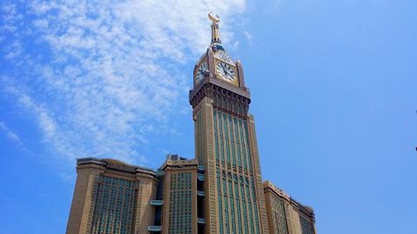 Ketinggiannya juga hampir dua kali lipat dari Menara Eiffel di Paris. Royal Clock Tower menjadi gedung tertinggi ketiga di dunia. (Getty Images/Amir Mukhtar) Ketinggiannya juga hampir dua kali lipat dari Menara Eiffel di Paris. Royal Clock Tower menjadi gedung tertinggi ketiga di dunia. (Getty Images/Amir Mukhtar)