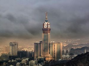 Foto: Royal Clock Tower nan Menawan di Jantung Kota Makkah