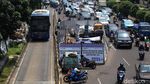 Kendaraan Mengular di Glodok Gegara Galian Pipa Air Minum
