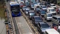 Penyempitan jalur terjadi akibat proyek relokasi pipa air minum yang terdampak proyek pembangunan MRT Fase II (Bundaran HI-Ancol Barat).