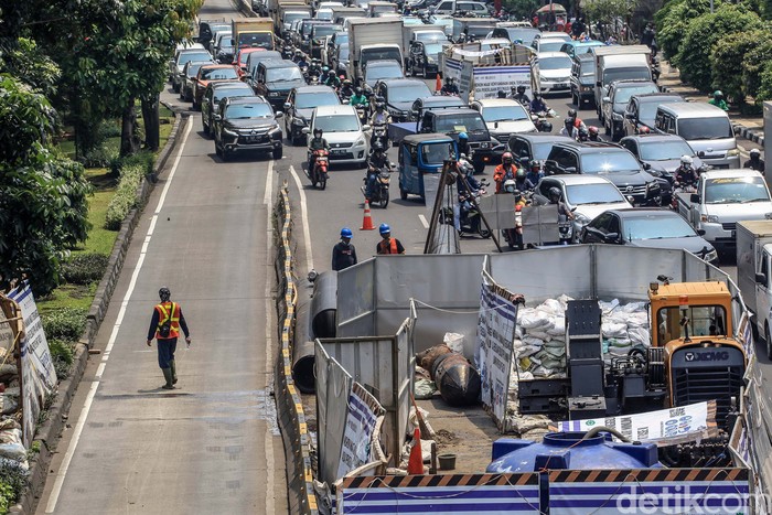 Kemacetan parah terjadi di kawasan Glodok, Jakarta Barat, Senin (19/4/2021). Macet disebabkan jalan menyempit akibat adanya proyek relokasi pipa air minum.