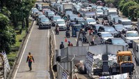 Kemacetan parah terjadi di kawasan Glodok, Jakarta Barat, Senin (19/4/2021).