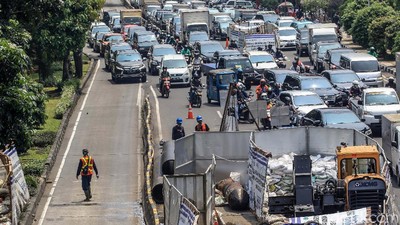 Kendaraan Mengular di Glodok Gegara Galian Pipa Air Minum