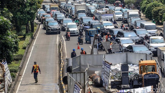 Mengular di Glodok Gegara Galian Pipa Air Minum Kemacetan parah terjadi di kawasan Glodok, Jakarta Barat, Senin (19/4/2021). Macet disebabkan jalan menyempit akibat adanya proyek relokasi pipa air minum.